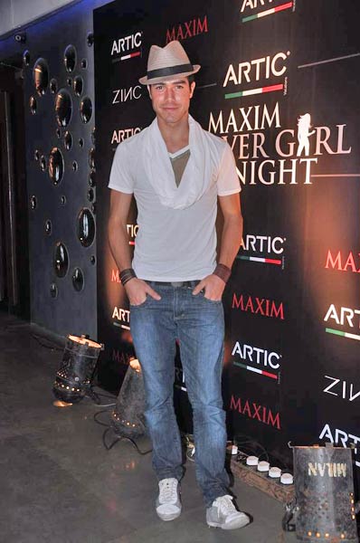 मैक्सिम के कवर पेज पर एंजेला जॉनसन |   जो दीवाना बना दे...