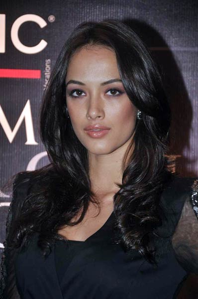 मैक्सिम के कवर पेज पर एंजेला जॉनसन |   जो दीवाना बना दे...