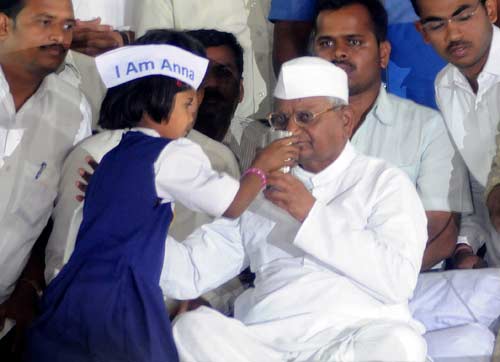 28 दिसंबर 2011: तस्‍वीरों में देखें दिनभर की बड़ी खबरें | पढ़ें