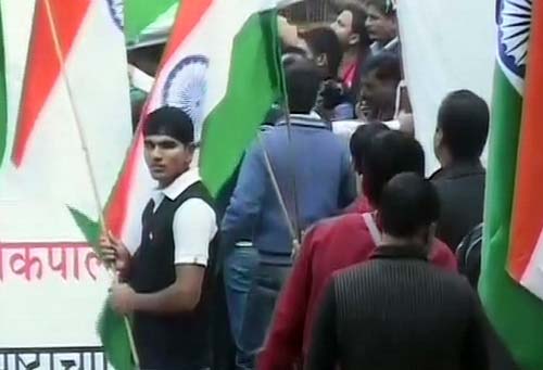 तस्‍वीरों में अन्‍ना का एक दिन का अनशन | जंतर-मंतर पर समर्थक