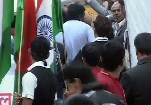 तस्‍वीरों में अन्‍ना का एक दिन का अनशन | जंतर-मंतर पर समर्थक