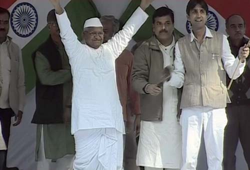 तस्‍वीरों में अन्‍ना का एक दिन का अनशन | जंतर-मंतर पर समर्थक