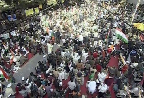 तस्‍वीरों में अन्‍ना का एक दिन का अनशन | जंतर-मंतर पर समर्थक