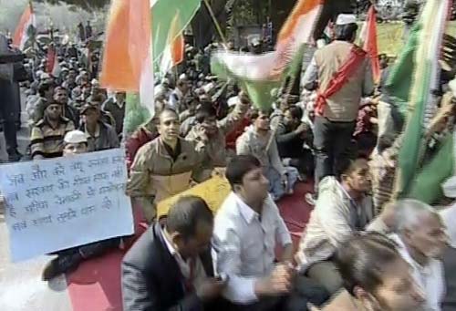 तस्‍वीरों में अन्‍ना का एक दिन का अनशन | जंतर-मंतर पर समर्थक