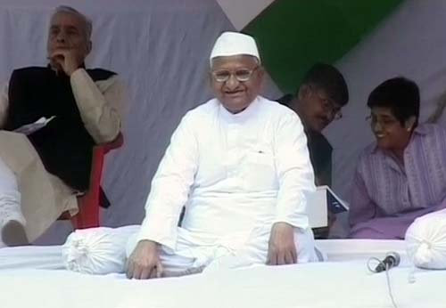 तस्‍वीरों में अन्‍ना का एक दिन का अनशन | जंतर-मंतर पर समर्थक