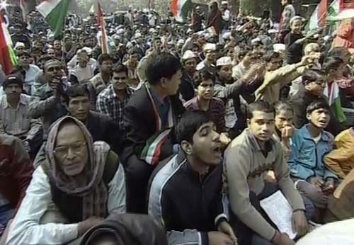 तस्‍वीरों में अन्‍ना का एक दिन का अनशन | जंतर-मंतर पर समर्थक