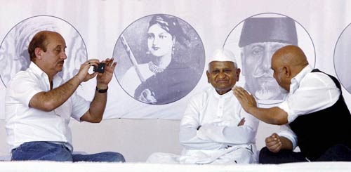 27 दिसंबर 2011: तस्वीरों में देखें दिनभर की बड़ी खबरें | पढ़ें