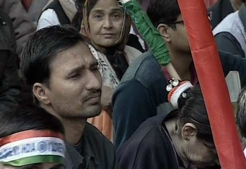 तस्‍वीरों में अन्‍ना का एक दिन का अनशन | जंतर-मंतर पर समर्थक