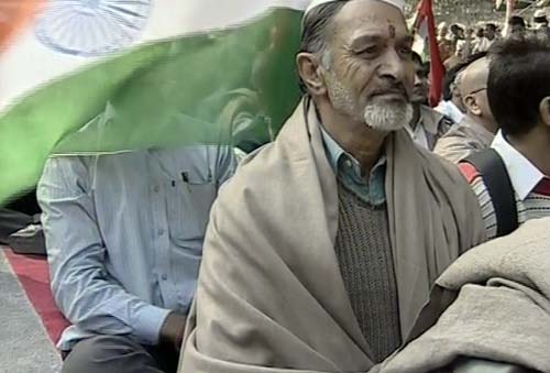 तस्‍वीरों में अन्‍ना का एक दिन का अनशन | जंतर-मंतर पर समर्थक