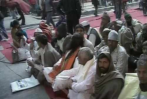 राजघाट के रास्‍ते जंतर-मंतर पर अन्‍ना | अन्‍ना का अनशन