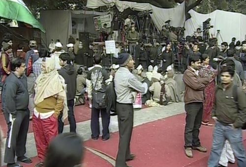 राजघाट के रास्‍ते जंतर-मंतर पर अन्‍ना | अन्‍ना का अनशन