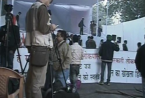 राजघाट के रास्‍ते जंतर-मंतर पर अन्‍ना | अन्‍ना का अनशन