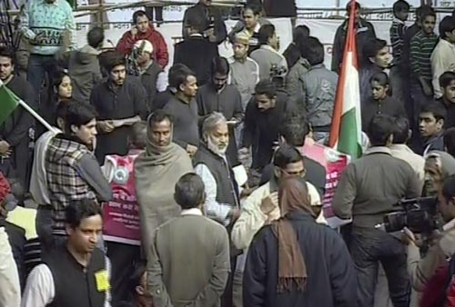 राजघाट के रास्‍ते जंतर-मंतर पर अन्‍ना | अन्‍ना का अनशन