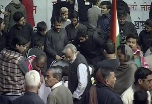 राजघाट के रास्‍ते जंतर-मंतर पर अन्‍ना | अन्‍ना का अनशन