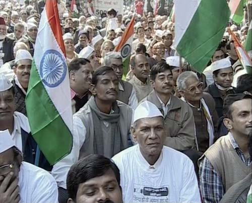 तस्‍वीरों में अन्‍ना का एक दिन का अनशन | जंतर-मंतर पर समर्थक