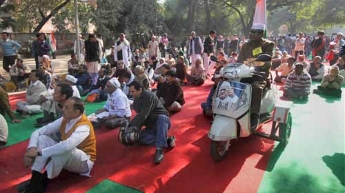 जंतर मंतर पर गूंजा, ‘साडा हक ऐथे रख’ | अन्‍ना का अनशन