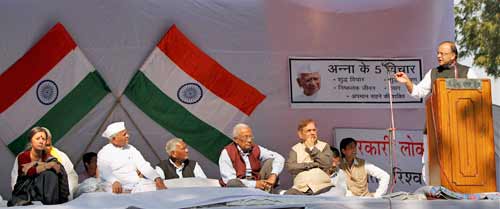 फोटो: देखें अन्ना के अनशन में किसने क्या कहा...