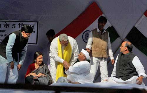 फोटो: देखें अन्ना के अनशन में किसने क्या कहा...