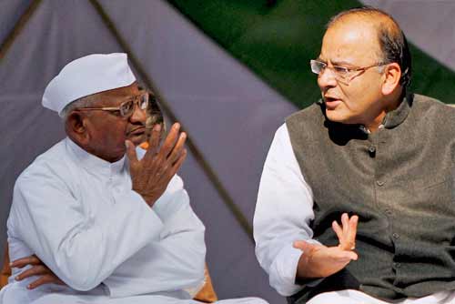 फोटो: देखें अन्ना के अनशन में किसने क्या कहा...