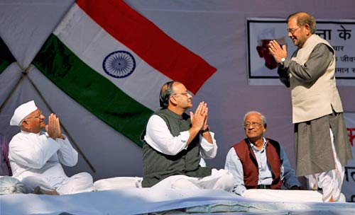 फोटो: देखें अन्ना के अनशन में किसने क्या कहा...