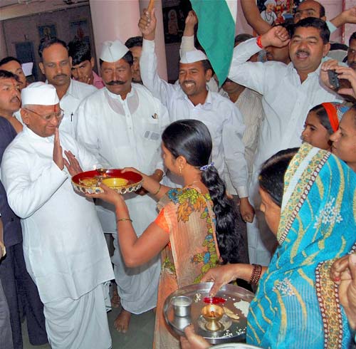 जंतर मंतर पर गूंजा, ‘साडा हक ऐथे रख’ | अन्‍ना का अनशन