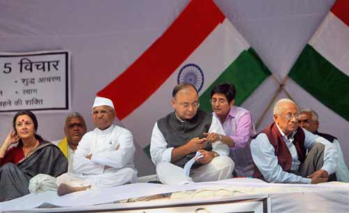 फोटो: देखें अन्ना के अनशन में किसने क्या कहा...