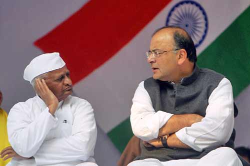 फोटो: देखें अन्ना के अनशन में किसने क्या कहा...