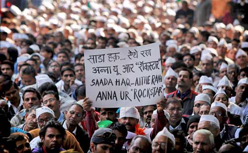 जंतर मंतर पर गूंजा, ‘साडा हक ऐथे रख’ | अन्‍ना का अनशन
