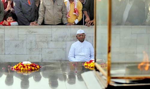 तस्‍वीरों में अन्‍ना का एक दिन का अनशन | जंतर-मंतर पर समर्थक