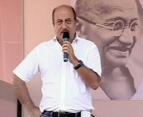 27 दिसंबर 2011: तस्वीरों में देखें दिनभर की बड़ी खबरें | पढ़ें