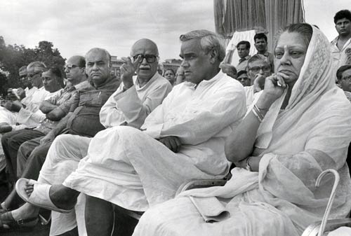 अटल बिहारी वाजपेयी की कहानी, तस्‍वीरों की जुबानी