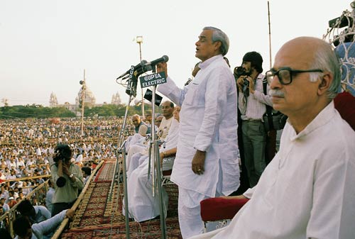 अटल बिहारी वाजपेयी की कहानी, तस्‍वीरों की जुबानी