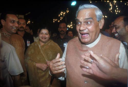 अटल बिहारी वाजपेयी की कहानी, तस्‍वीरों की जुबानी