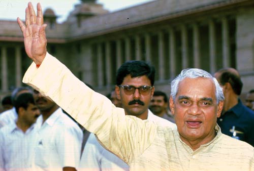 अटल बिहारी वाजपेयी की कहानी, तस्‍वीरों की जुबानी