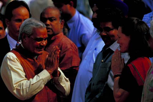 अटल बिहारी वाजपेयी की कहानी, तस्‍वीरों की जुबानी