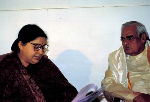 अटल बिहारी वाजपेयी की कहानी, तस्‍वीरों की जुबानी