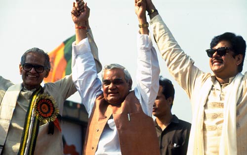 अटल बिहारी वाजपेयी की कहानी, तस्‍वीरों की जुबानी