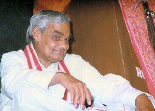 अटल बिहारी वाजपेयी की कहानी, तस्‍वीरों की जुबानी