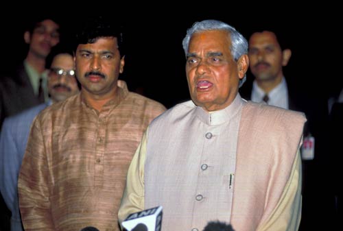अटल बिहारी वाजपेयी की कहानी, तस्‍वीरों की जुबानी