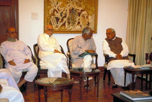 अटल बिहारी वाजपेयी की कहानी, तस्‍वीरों की जुबानी