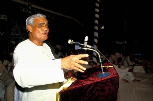 अटल बिहारी वाजपेयी की कहानी, तस्‍वीरों की जुबानी