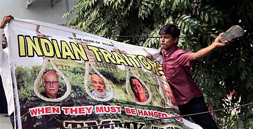 06 दिसंबर 2011: तस्वीरों में देखें दिनभर की बड़ी खबरें | पढ़ें