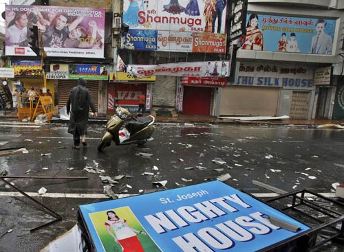 'ठाणे' तूफान ने मचाई तबाही