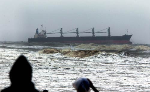 'ठाणे' तूफान ने मचाई तबाही