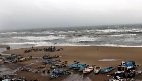 'ठाणे' तूफान ने मचाई तबाही