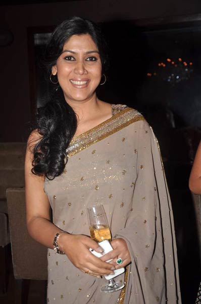 'डर्टी पिक्‍चर' की धूम, जश्‍न में डूबे सितारे | बोल्‍ड होती विद्या