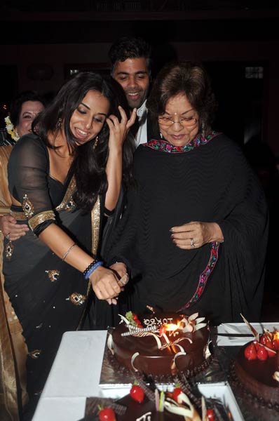 'डर्टी पिक्‍चर' की धूम, जश्‍न में डूबे सितारे | बोल्‍ड होती विद्या