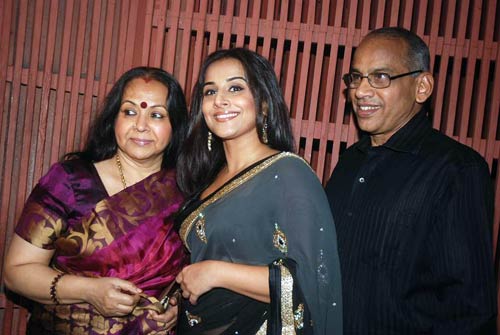 'डर्टी पिक्‍चर' की धूम, जश्‍न में डूबे सितारे | बोल्‍ड होती विद्या