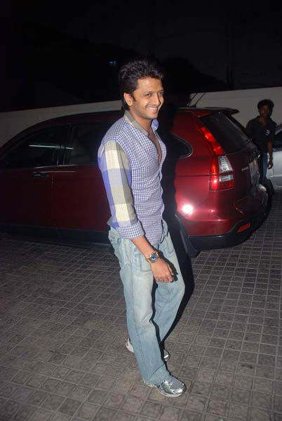 'डॉन-2' की स्‍क्रीनिंग में जुटे दिग्‍गज... | शाहरुख पर विशेष