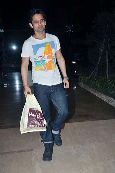 फराह खान की हाऊस वार्मिंग पार्टी में सितारे | बोल्‍ड होती बालाएं